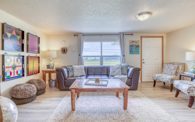New Listing! Spacious Riverfront Gem W/ Firepit Home