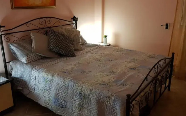 2 BEDROOMED APARTMENT - sleeps 5