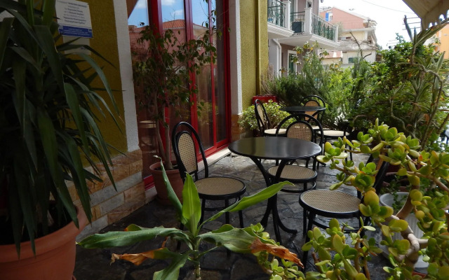 Petania Hotel & Apartments