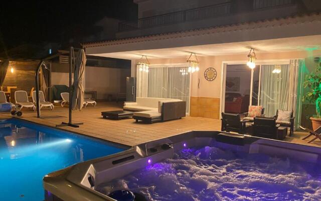 Self Catering Luxury Villa in the beautiful area of Puerto Santiago Tenerife with 5 bedrooms 2 Sofabeds for up to 10 guests private swimming pool and many other activities to entertain the family Secure parking for 2 cars and disabled access throughout