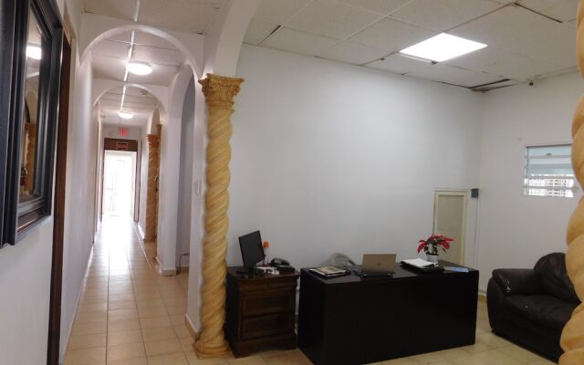 Henry's GuestHouse - Hostel