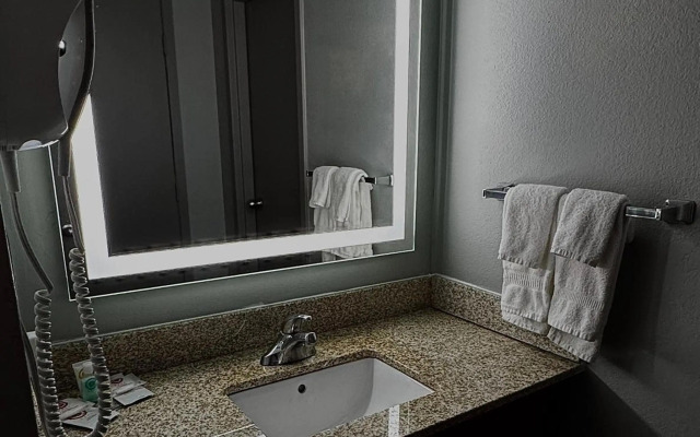 Crowne Plaza Charleston Airport - Conv Ctr by IHG