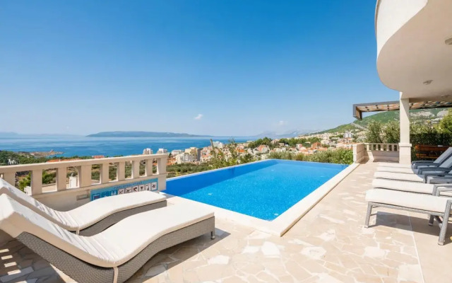 Amazing Home in Makarska With Wifi and 6 Bedrooms