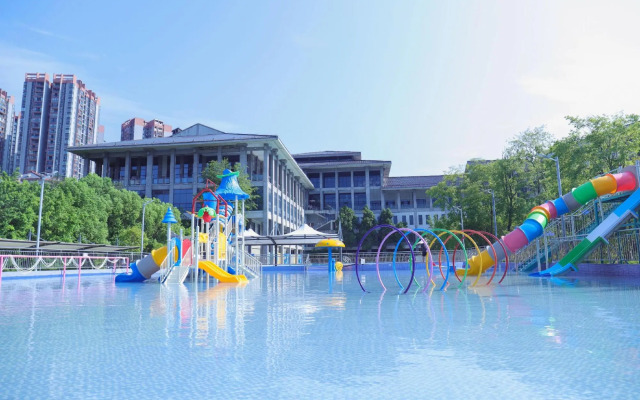 River & Holiday Maple Hotel