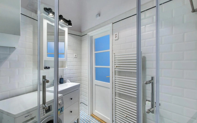 Alma's Romantic Getaway