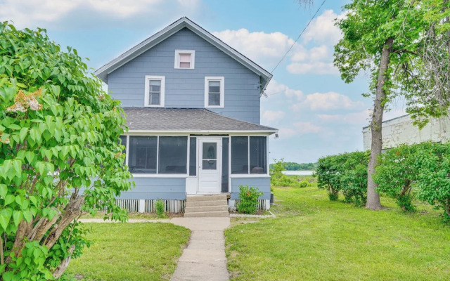 Snowmobile Trail On-site: Lakefront Mound Apt!