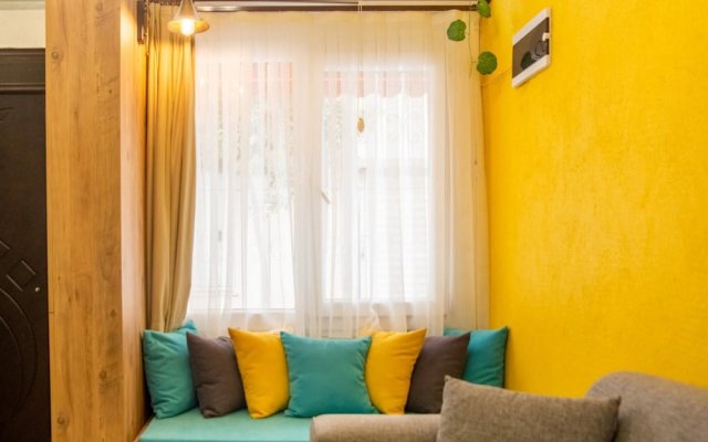 Central and Colorful Studio Flat in Alsancak