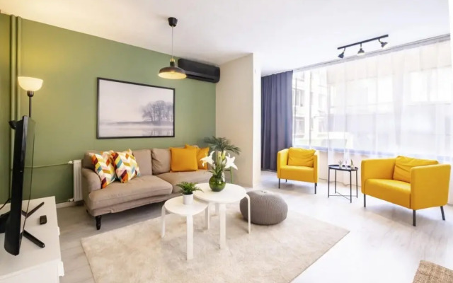 Exquisite Central Flat Near Bagdat Street