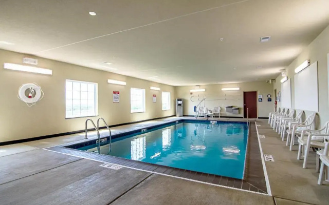 Cobblestone Hotel & Suites - Paxton