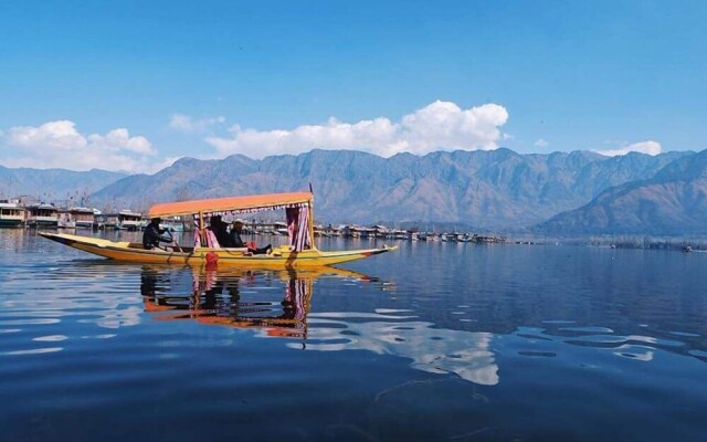 Golden Crest Houseboats