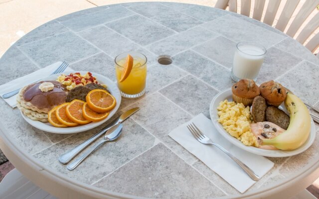 Clarion Inn & Suites US 65 & Battlefield Road