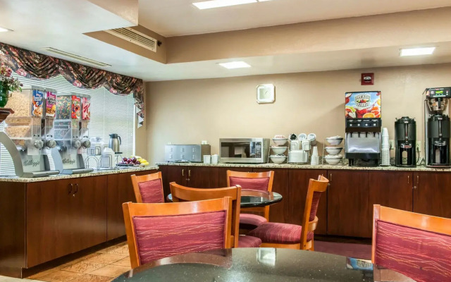 Clarion Inn & Suites Indianapolis Northwest