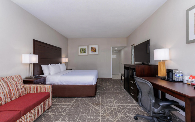 Orangewood Inn & Suites Kansas City Airport