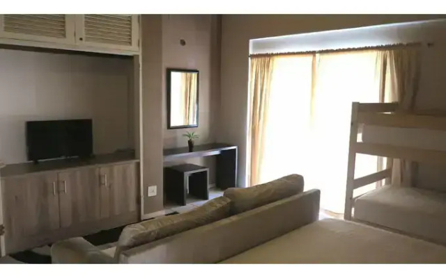 Umgwezi Lodge And Backpackers