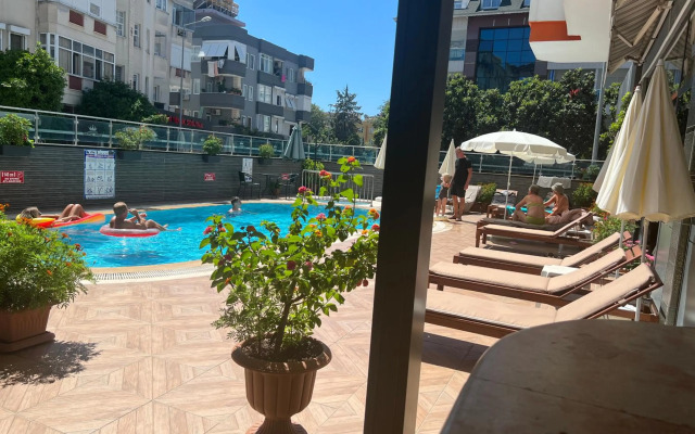 Cleopatra King Apart