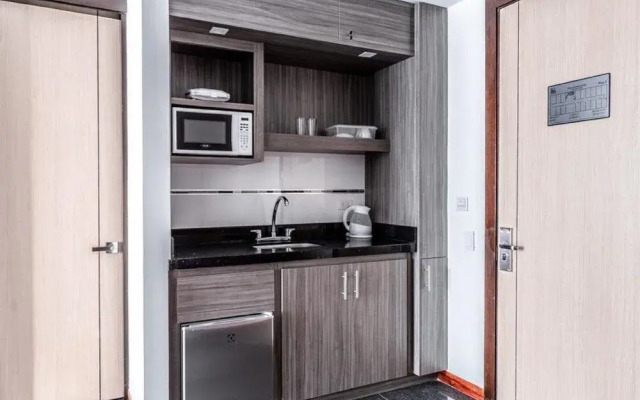 B&E Aparta-Suites Hotel