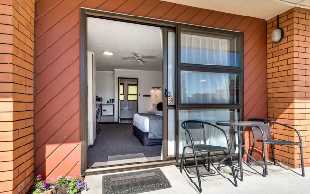 Ace High Motor Inn