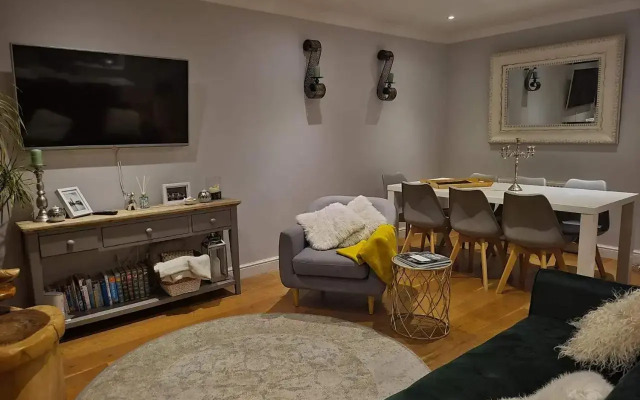 Three Bedroom Apartment by Beautiful Park