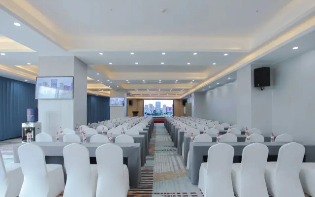 Echeng Hotel (Changchun Yiqi, West High-speed Railway Station)