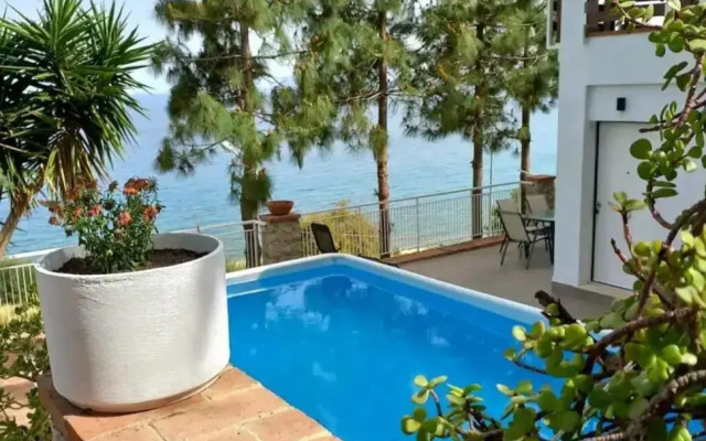 Villa's apartment on the beach, swimming pool A/C
