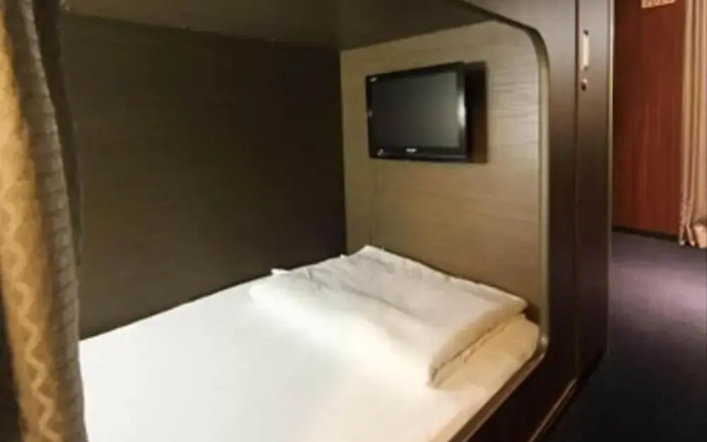 Nikoh Capsule Hotel Refre - Hostel - Caters to Men