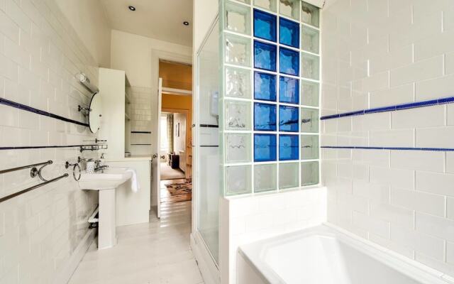 Naturally Well-lit and Intimate 2-bedroom West End Apt