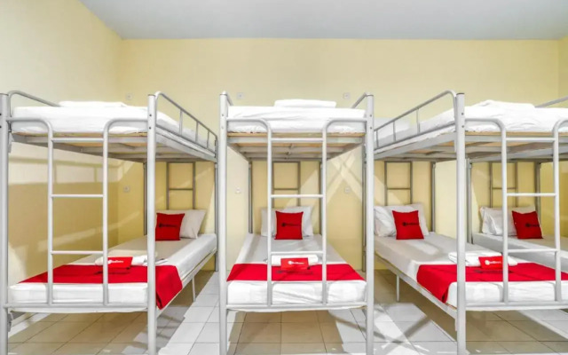 RedDoorz Plus near RSUD Dr. Pirngadi Medan 2
