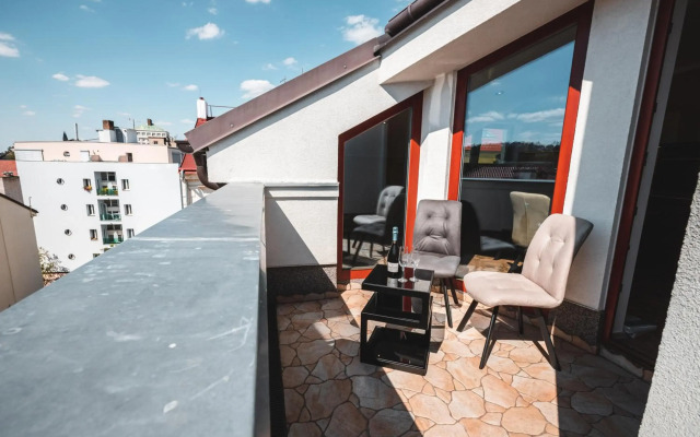 POINT flat, beautiful view from terrace to Prague Castle