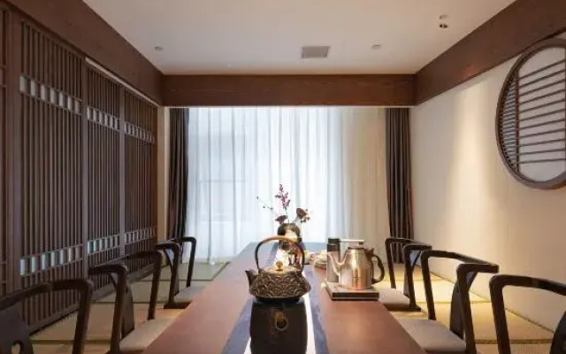 Qianna Hotel (Xi'an Bell Tower Huimin Street Subway Station)