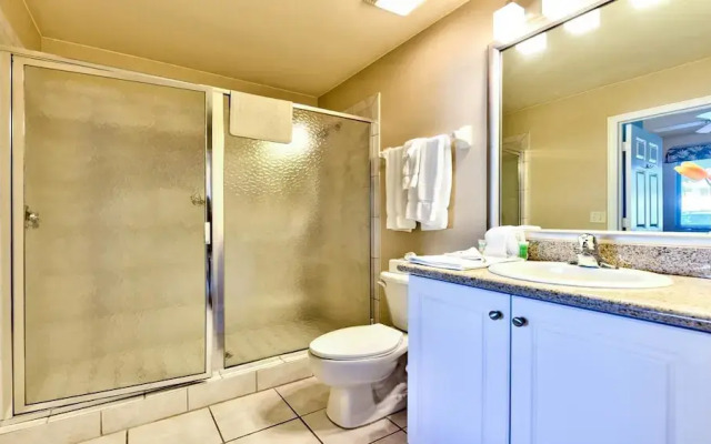 Catina Vacation Rental: Bright 2-BR Condo with Lake Views. Located in Lely Resort with Pool, Hot Tub, and Golf Access. Ideal for Golfers and Beachgoers, Minutes from Naples and Marco Island