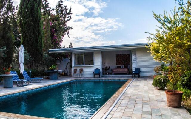 Idyllic studio with private pool