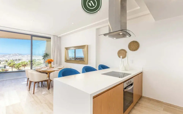 Luxury 2 BR Condo - Oceanview Pool - Gym