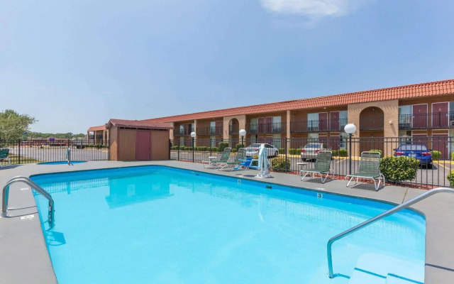 Days Inn by Wyndham Caddo Valley Arkadelphia