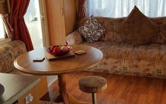 T & J's Caravan - 207 Happy Day's