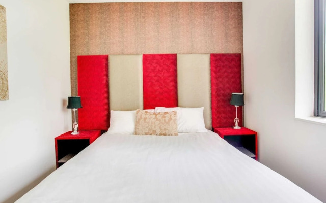 Elegant Apartment in Milton Keynes near Snozone