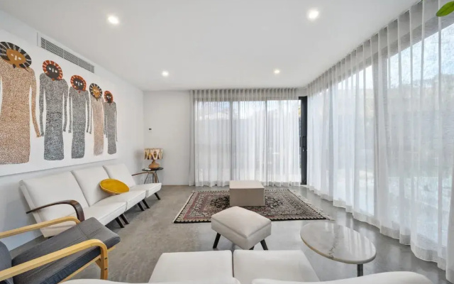 Luxurious 2-bed: Pool, Lift, Dining