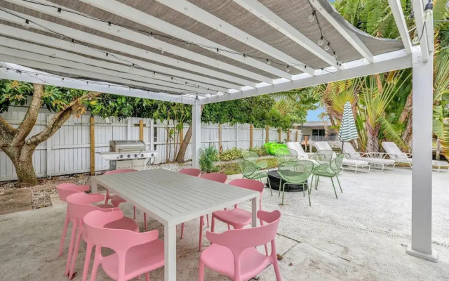 Poolside Paradise Dock & Pool!