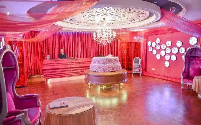 Swan Love Hotel