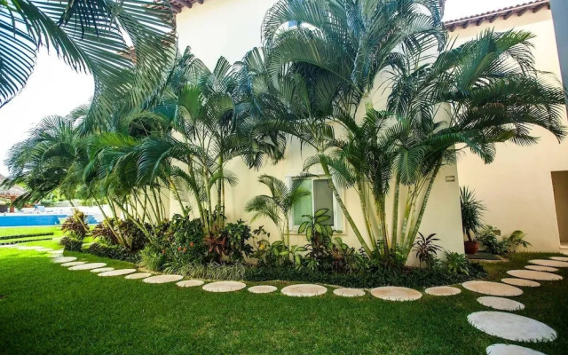 1BR Condo - Best Location! Pool+beach! Sleeps 4!!