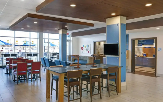 Holiday Inn Express & Suites Lenexa Overland Park Area