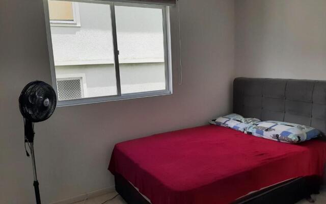 Quarto com cama de casal ao lado da Ópera de Arame