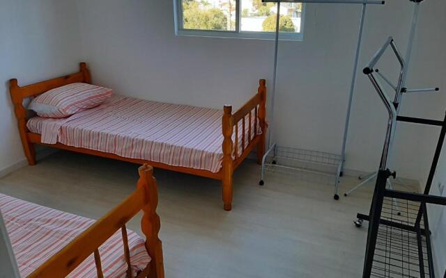 Quarto com cama de casal ao lado da Ópera de Arame