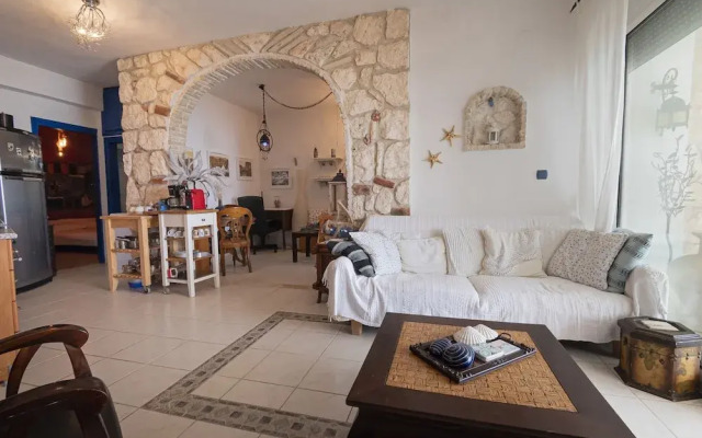 Poseidon Seafront Apartment by Rentalspro