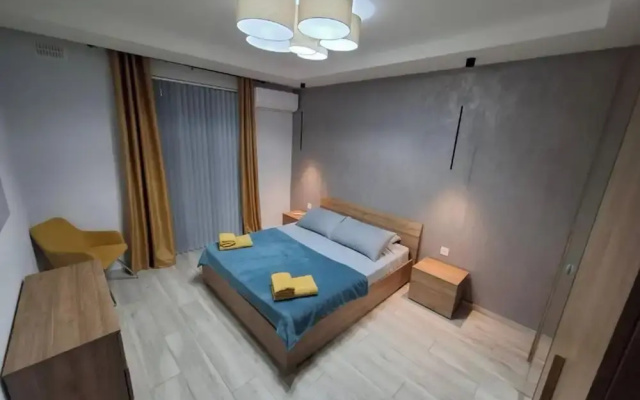 Modern 3BR Apt With Large Balcony
