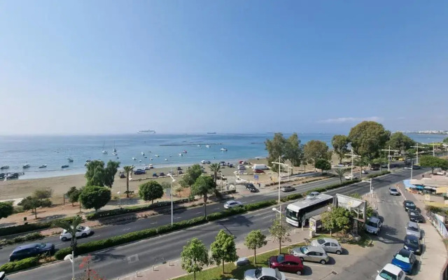 Super Modern Beachfront 1 bedroom - sleeps 4