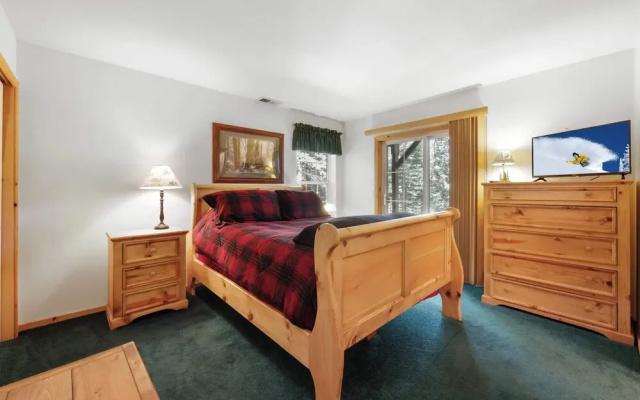 Paradise Pines 3BR Secluded Cabin Minutes in Tahoe Donner!