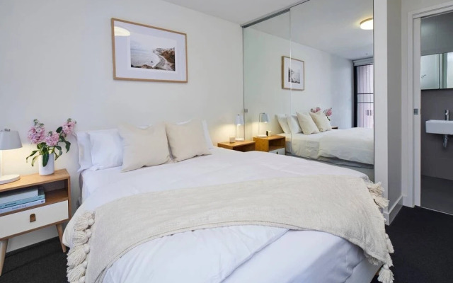 2BR Apt With Yarra River Views & Parking