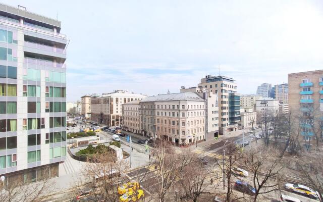 Tverskaya Street (Тверская Стрит) на улице 2-я Бресткая