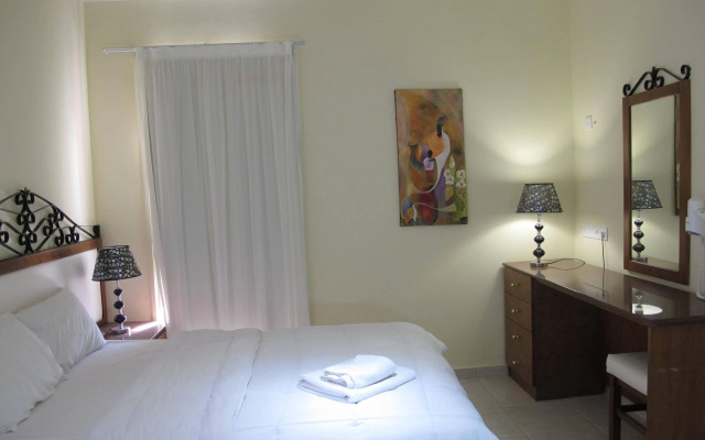 Mackenzie Beach Hotel & Apartments
