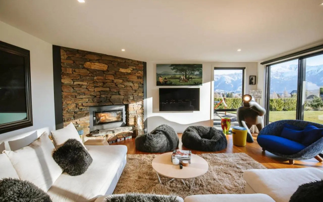 Mt Roy Terrace - Sleeps 8 - Mountain Views - Artwork Collection – Guest Rooms – Wanaka